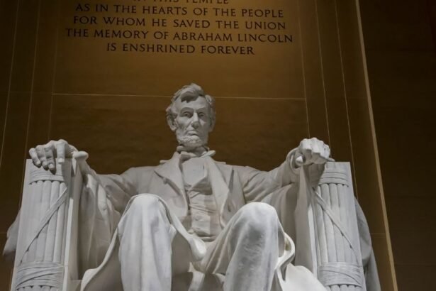 Abraham Lincoln szobra a Lincoln-emlékhelyen, háttérben feliratokkal.