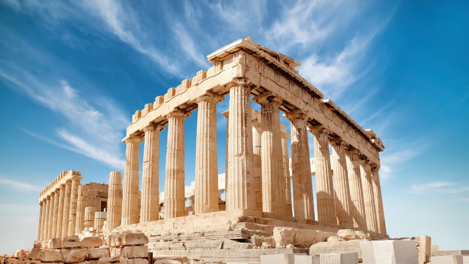 Az Akropolisz híres temploma, a Parthenon, impozáns oszlopaival és gyönyörű kék éggel a háttérben.