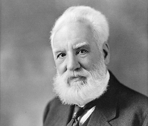 Alexander Graham Bell, a híres feltaláló, aki a telefont megalkotta, fehér szakállal és öltönyben.