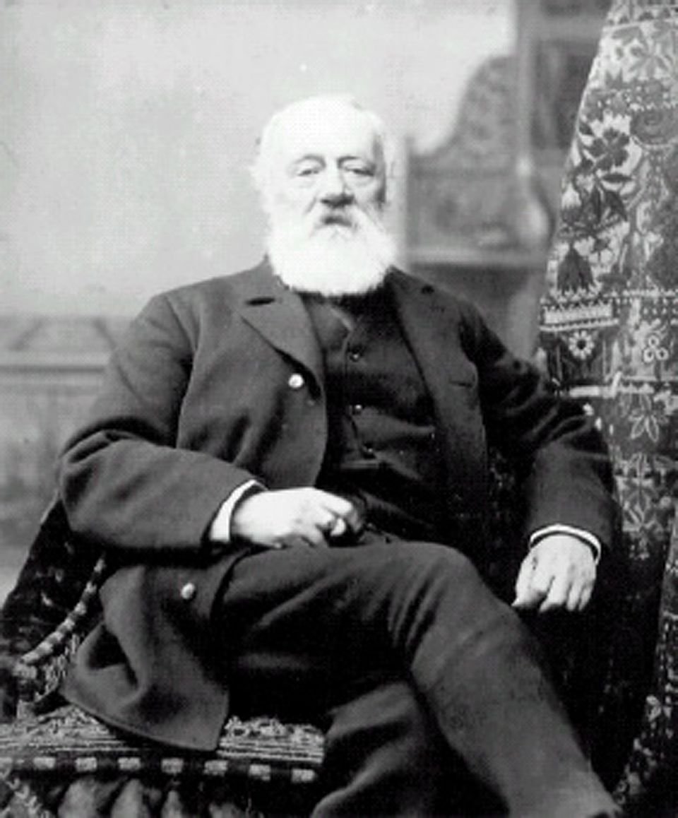 Antonio Meucci, az olasz feltaláló, aki a telefon előfutárának számít, ült egy fotelemben.