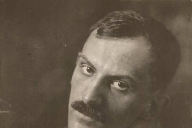 Babits Mihály, a magyar költő és író, elegáns öltönyben, komoly arckifejezéssel néz a kamerába.