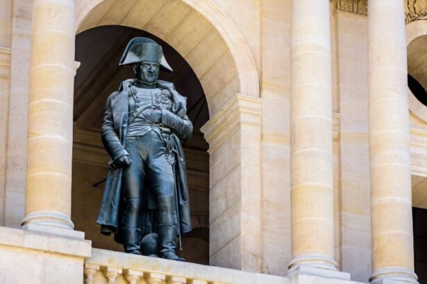 Bonaparte Napóleon szobra egy épület homlokzatán, díszes oszlopok között.