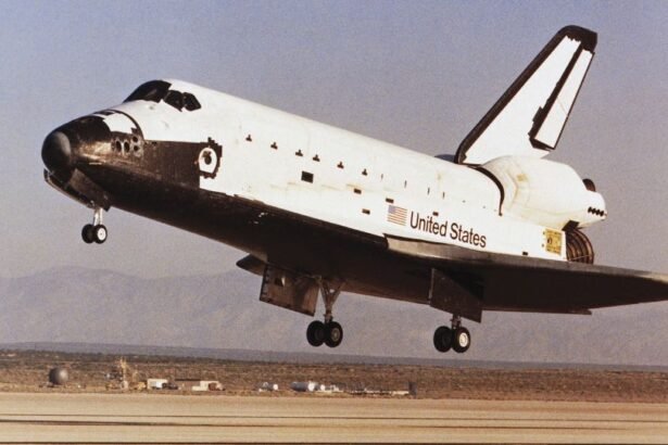 A Challenger űrsikló leszállása, háttérben hegyekkel és földi infrastruktúrával.