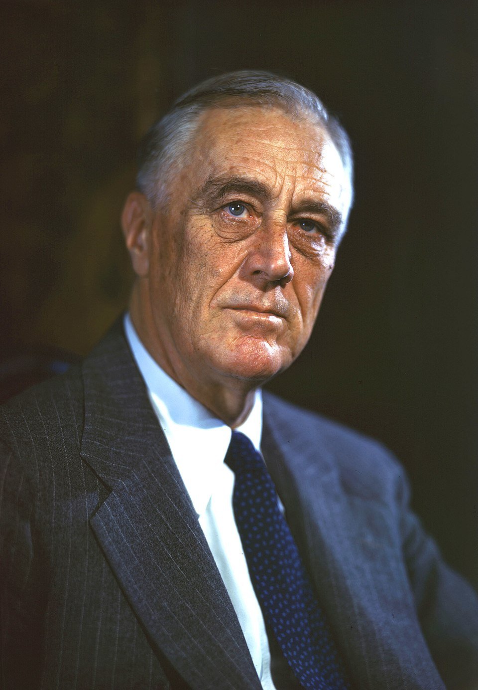 Franklin D. Roosevelt, az Egyesült Államok 32. elnöke, komoly arckifejezéssel.