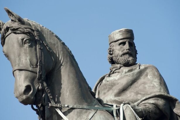 Giuseppe Garibaldi lovas szobra, amely a szabadságot és a hősiességet szimbolizálja.
