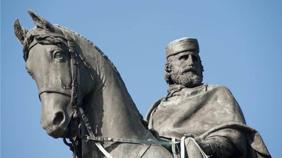 Giuseppe Garibaldi lovas szobra, amely a szabadságot és a hősiességet szimbolizálja.