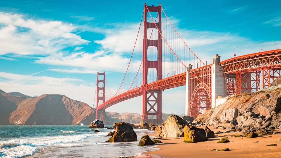 A Golden Gate híd a San Francisco-i parton, közel a tengerhez és sziklákhoz.