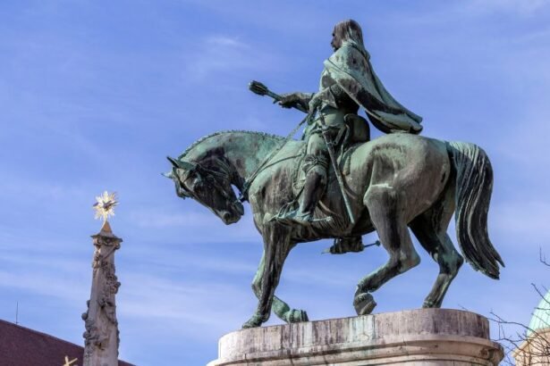 Hunyadi János lovas szobra, háttérben kék ég és épületek.