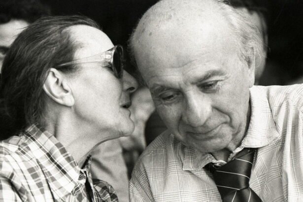 Illyés Gyula és felesége egy közelképben, beszélgetnek egymással.