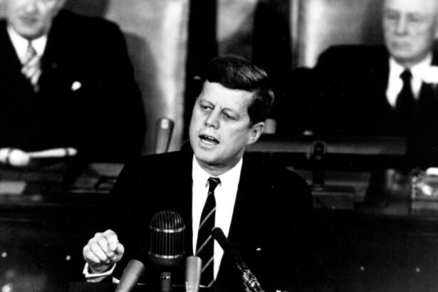 John F. Kennedy beszédet mond a kongresszus előtt, háttérben más politikai vezetők.