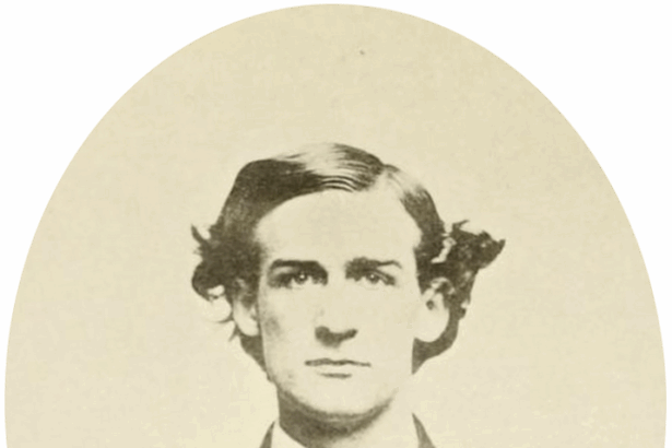 Fekete-fehér portré egy fiatal férfiról, akinek hullámos haja és elegáns öltözéke van.