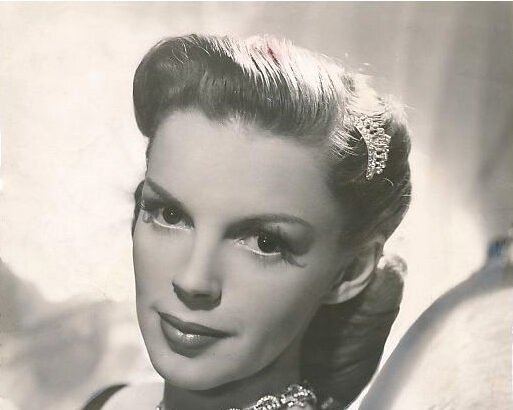 Judy Garland elegáns portréja, klasszikus sminkkel és frizurával.
