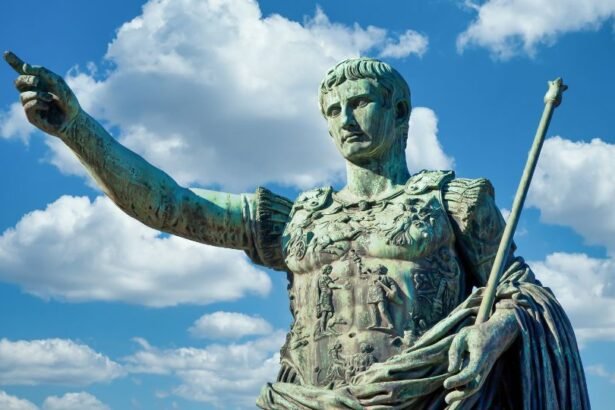 Julius Caesar bronzszobra, amely az égre mutat, háttérben felhős ég.