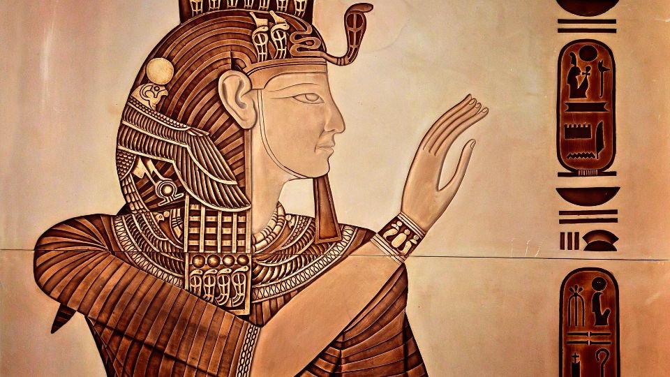 Kleopátra híres ábrázolása, egyiptomi stílusban, részletes díszítéssel.