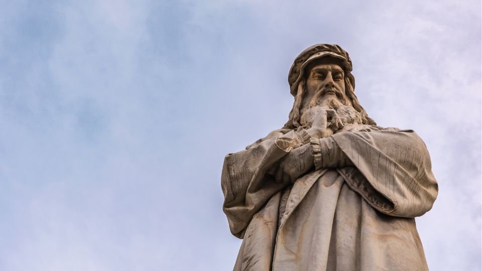 Leonardo da Vinci szobra, amely a tudás és a művészet szimbóluma.