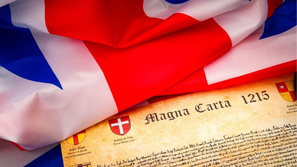 A Magna Charta és az Egyesült Királyság zászlaja, történelmi jelentőséggel bír.