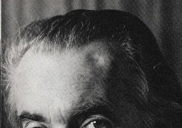 Fekete-fehér portré egy idős férfiról, akinek komoly arckifejezése van.