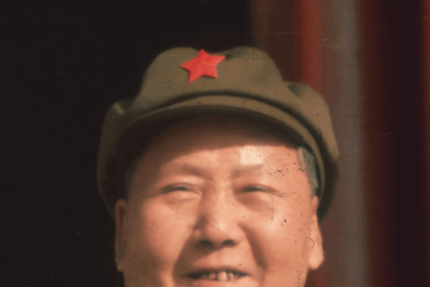Mao Ce-tung mosolygós arcképe katonai egyenruhában, vörös csillaggal.