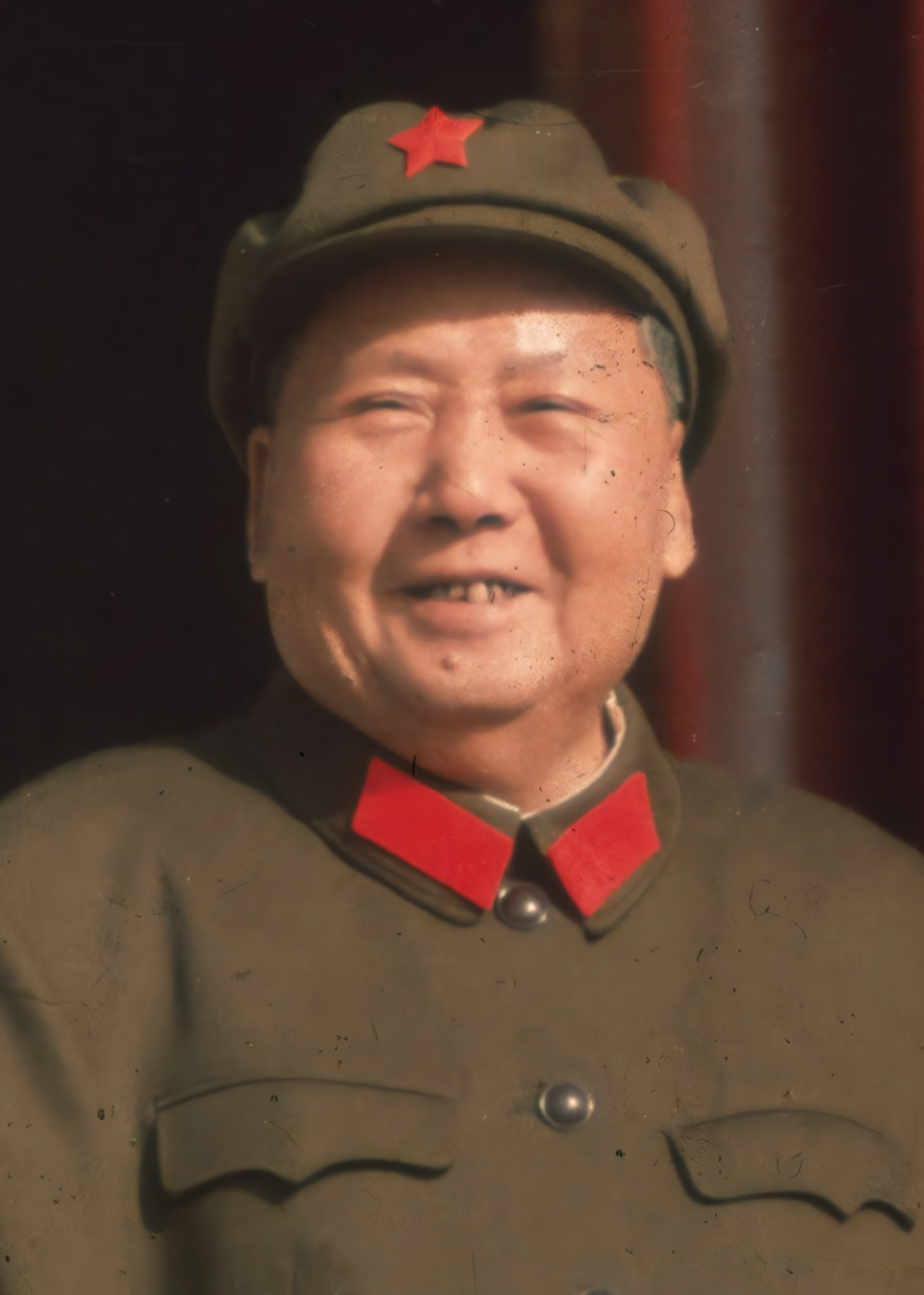 Mao Ce-tung mosolygós arcképe katonai egyenruhában, vörös csillaggal.