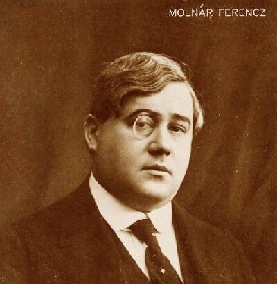 Molnár Ferenc, a híres magyar író, elegáns öltönyben, vintage stílusú fényképen.