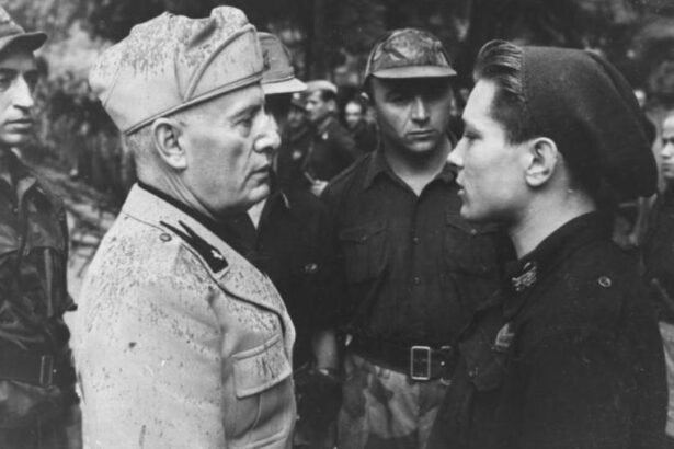 Mussolini és fiatal katonák szemben állnak, feszültséggel teli pillanat.