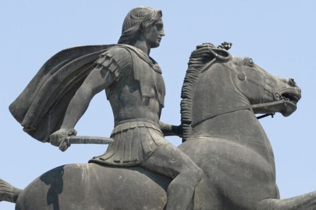 Nagy Sándor lovon ülve, karddal a kezében, dinamikus pózban.