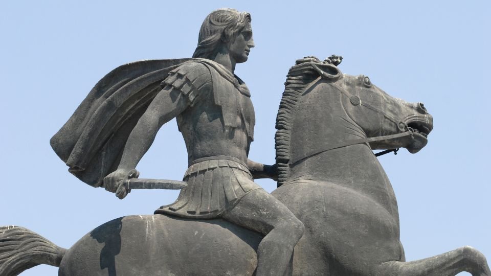 Nagy Sándor lovon ülve, karddal a kezében, dinamikus pózban.
