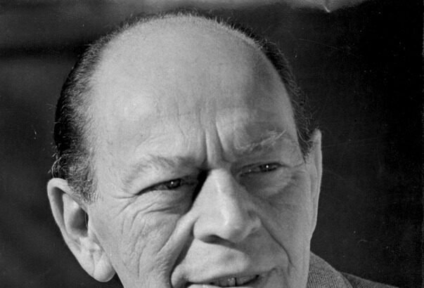 Örkény István, a neves magyar író, mosolygós arccal, elegáns öltönyben és nyakkendőben.