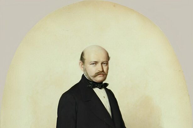 Semmelweis Ignác, a híres orvos, elegáns öltönyben áll egy asztal mellett, könyvekkel.