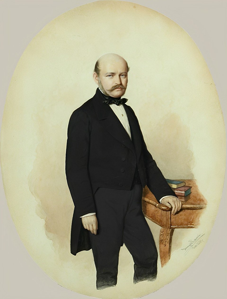 Semmelweis Ignác, a híres orvos, elegáns öltönyben áll egy asztal mellett, könyvekkel.