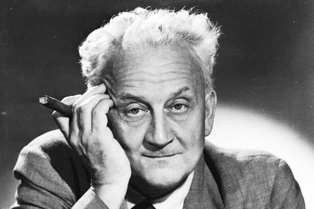 Szent-Györgyi Albert, a híres tudós, cigarettával az ujjában, gondolkodva néz a kamerába.
