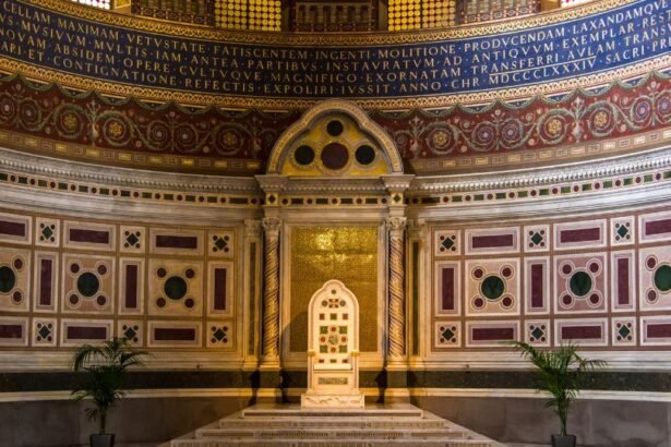 A Vatikán pápai trónja, díszes falakkal és arany részletekkel.