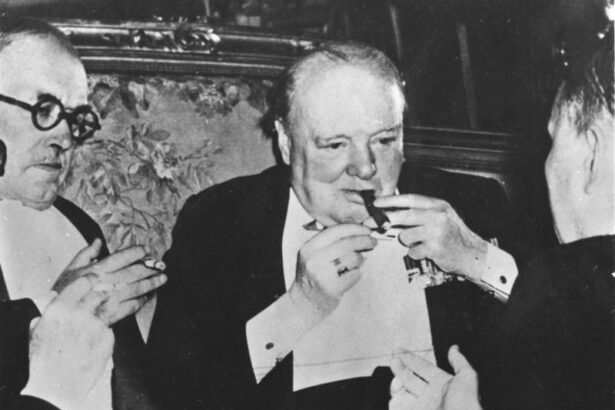 Winston Churchill és társai egy szalonban beszélgetnek, cigarettát szívnak.