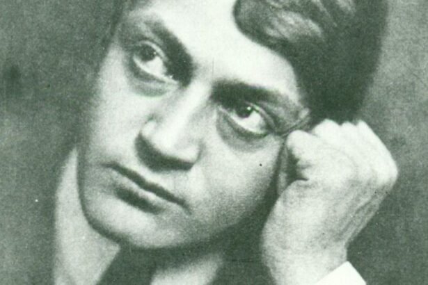 Ady Endre, a híres magyar költő, mélyen gondolkodó arckifejezéssel.