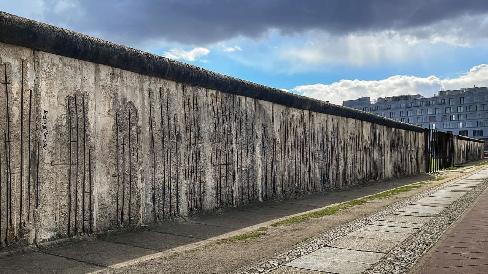 A berlini fal egy része, amely emlékeztet a történelemre és a megosztottságra.