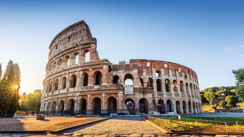 A római Colosseum panorámás nézete naplementében, a történelem ikonikus épülete.