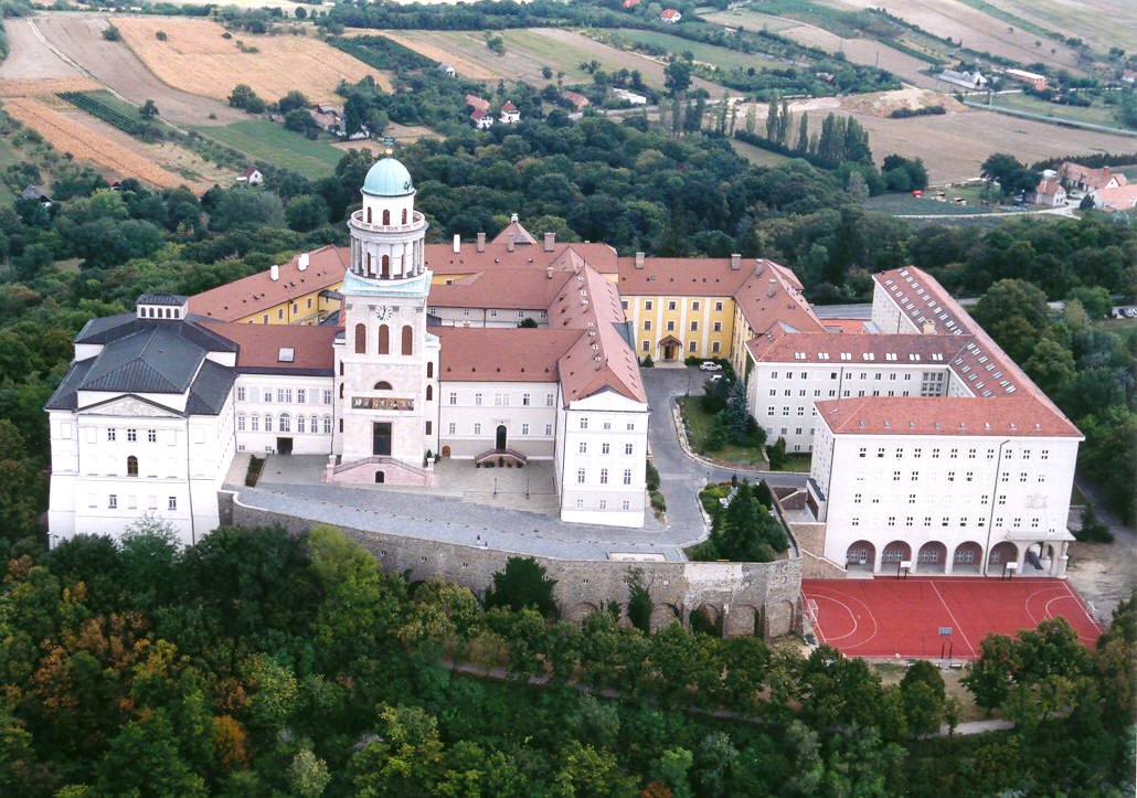 A pannonhalmi bencés főapátság légi felvétele, gyönyörű zöld környezetben.