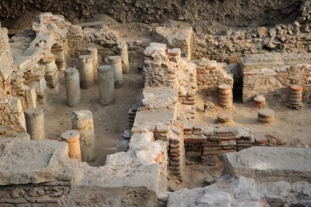 Régészeti felfedezés, ahol oszlopok és falmaradványok láthatók egy ásatáson.