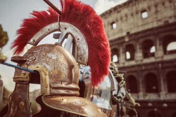 Római gladiátor sisakok sorakoznak a Colosseum előtt, a napfényben ragyognak.