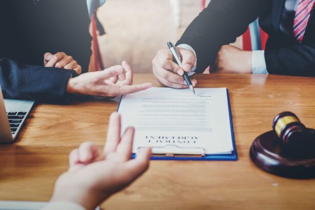 Jogászok tárgyalnak egy szerződés felett, jogi dokumentumokkal.