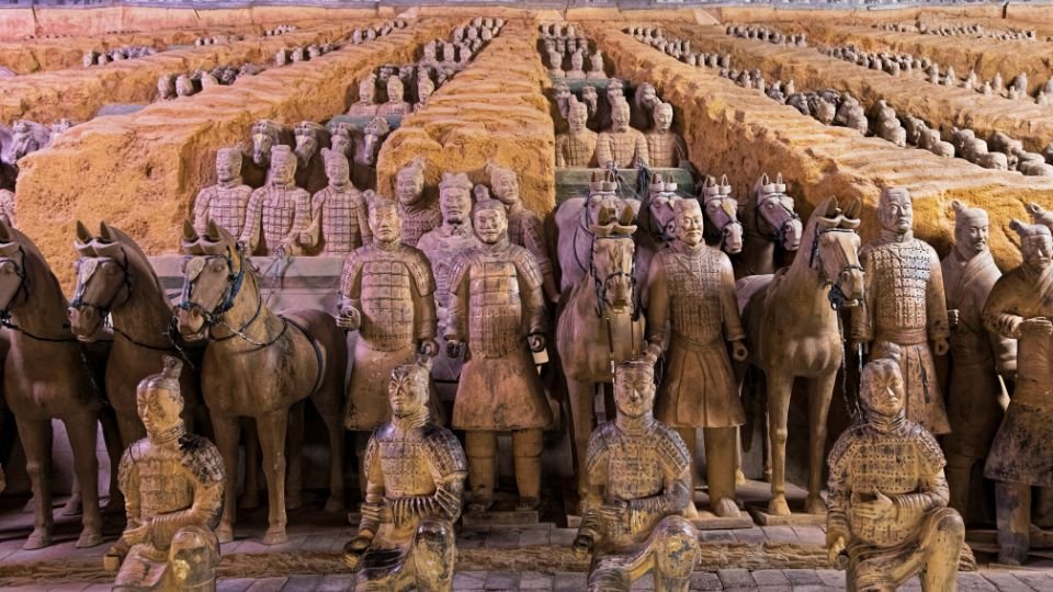 A kínai agyaghadsereg több ezer élethű harcost és lovat ábrázol, monumentális történelmi emlék.