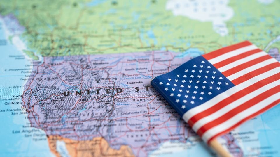 Egy kis amerikai zászló fekszik az Egyesült Államok térképén.