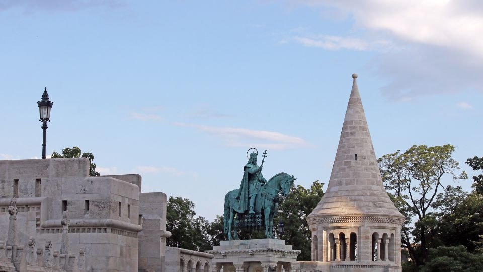 A budapesti Halászbástya és Szent István szobra a háttérben.