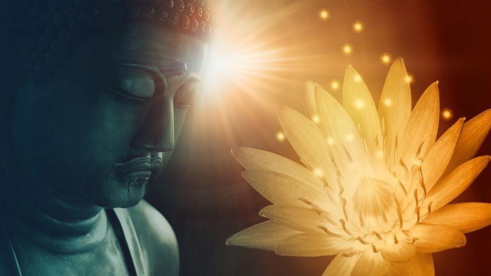 Buddha szobra és egy virág, amely a megvilágosodást szimbolizálja.