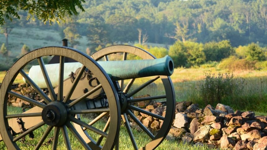 Történelmi ágyú a természet lágy ölén, angol csaták emlékére.