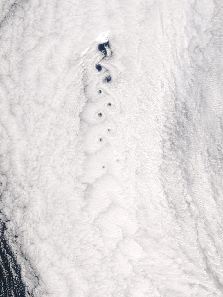 Kármán-féle örvénysor felhőmintázata a Jan Mayen-sziget közelében