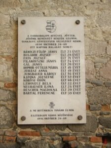 Emléktábla a 1956-os forradalom hőseinek Esztergomban.