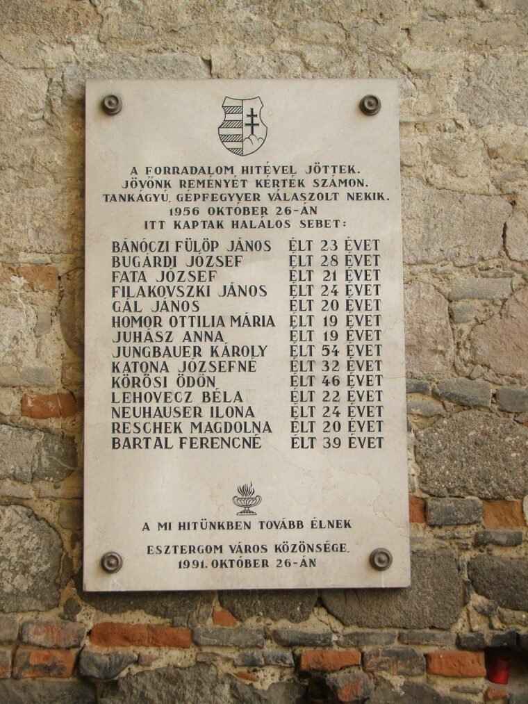 Emléktábla a 1956-os forradalom hőseinek Esztergomban.