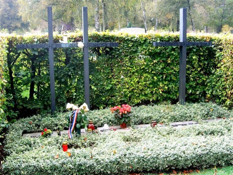 Sophie Scholl és testvére, Hans Scholl emlékhelye a temetőben.